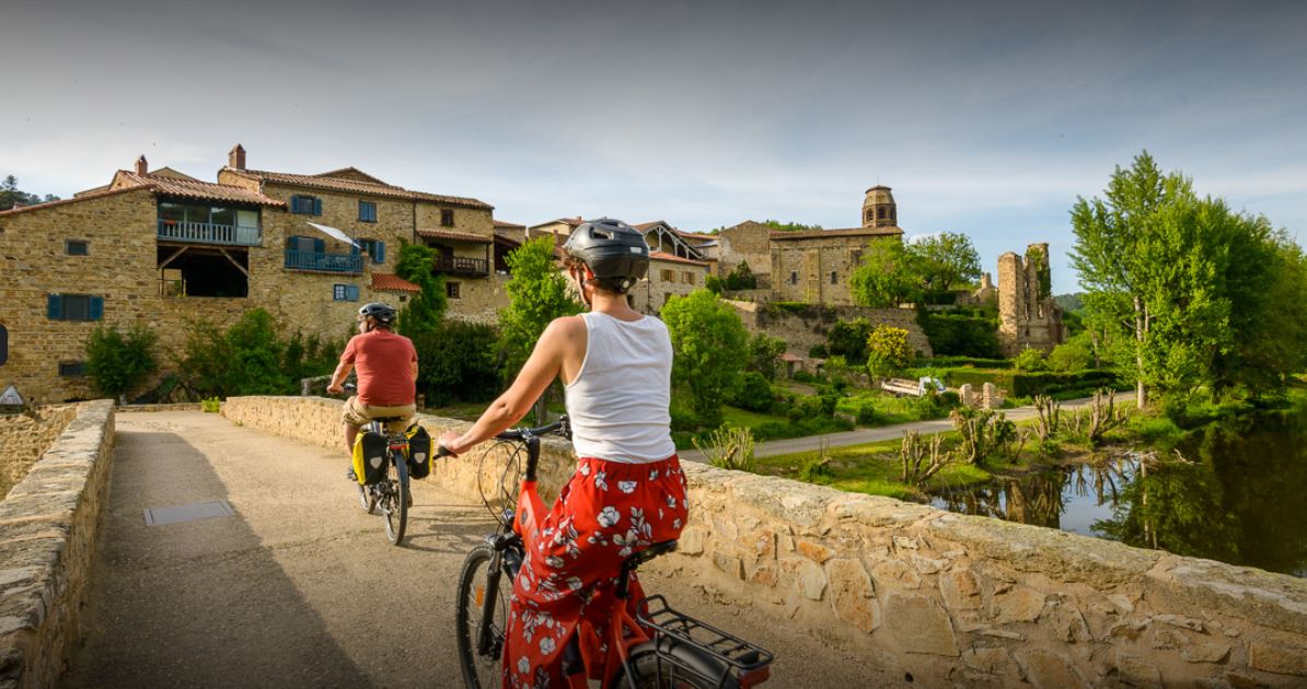 Balade entre villages et châteaux le long de la Sénouire en vélo électrique